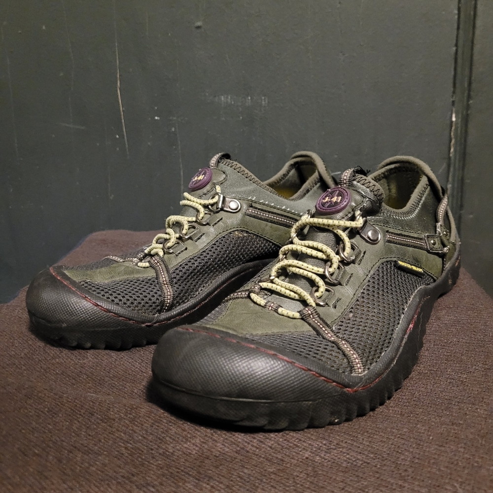 NEW WITHOUT TAGS J-41 Jeep tread shoes